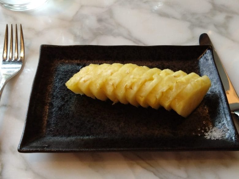 ハレプナワイキキの朝食（LOCALLY GROWN FRUIT）