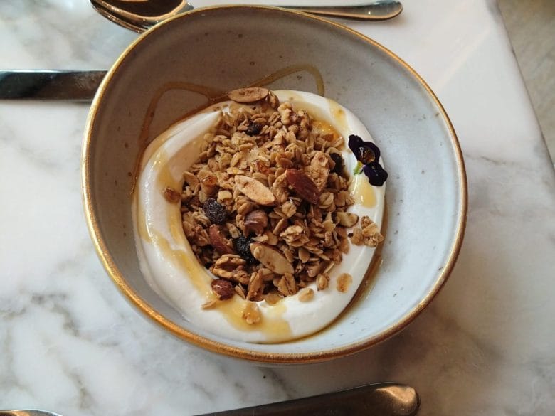 ハレプナワイキキの朝食（THE GRANOLA）