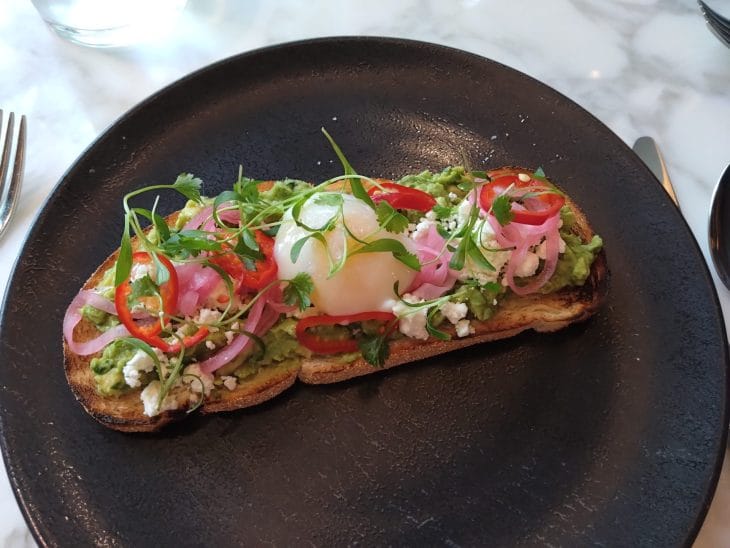 ハレプナワイキキの朝食（AVOCADO TARTINE）