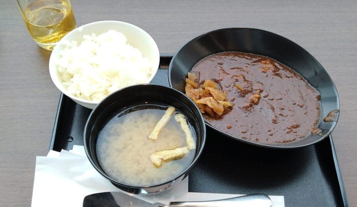 羽田国際線のJALサクララウンジのJAL特製カレー